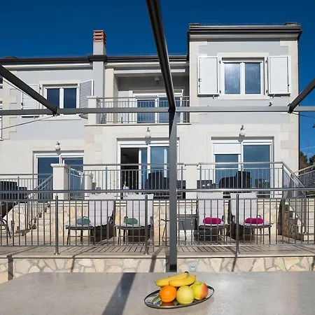 Solaris Deluxe With Pool View - 3 Bedrooms Kaštelir
